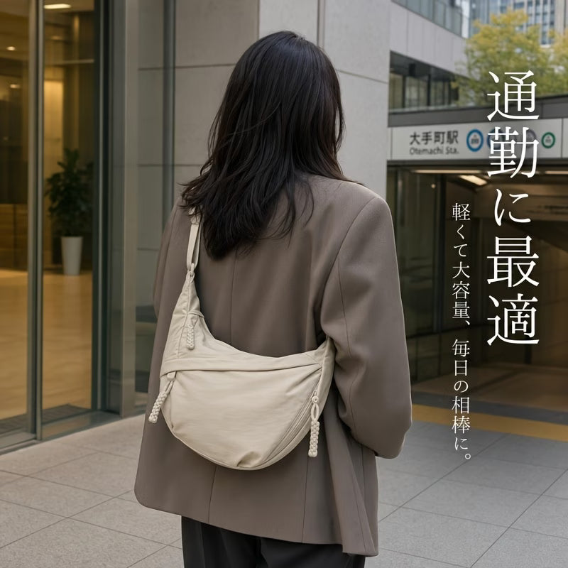 軽やかに、スマートに。毎日に寄り添うミニマルクロスボディバッグ