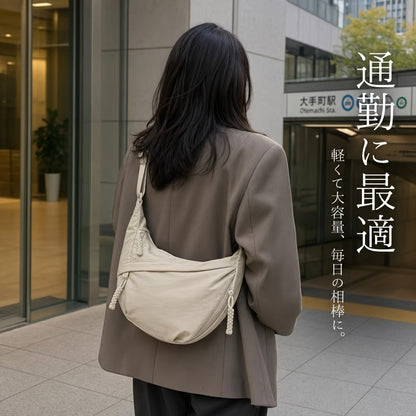 軽やかに、スマートに。毎日に寄り添うミニマルクロスボディバッグ